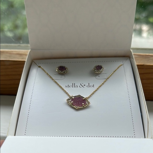 Stella & Dot Gold and Pink Necklace and earrings set with Elegant Design - Picture 3 of 4